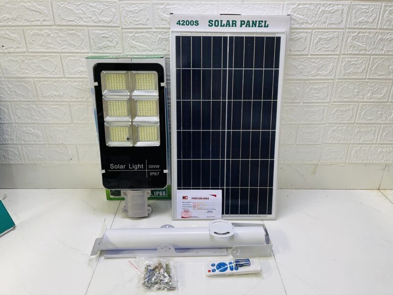 ĐÈN NLMT SOLAR 300W BÀN CHẢI IP67 SIÊU SÁNG