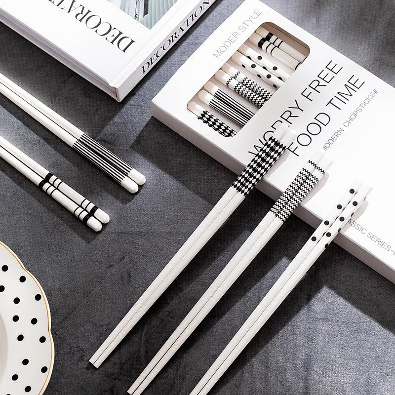 HỘP 5 ĐÔI ĐŨA SỨ  NHẬT KHÔNG GIỐNG NHAU