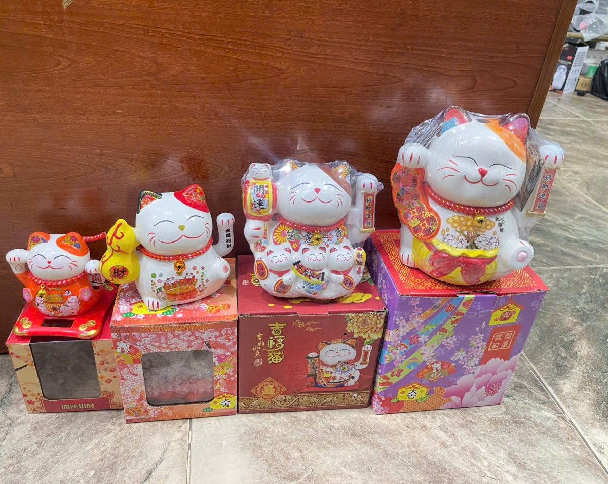 MÈO SỨ VẨY TAY ĐỂ QUÀY THU NGÂN