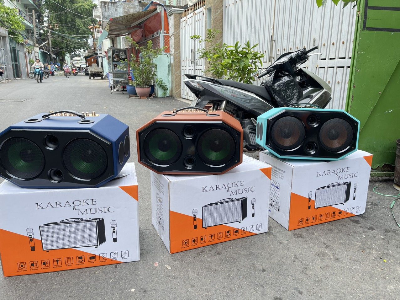 LOA KARAOKE 8 ĐƯỜNG TIẾNG F9 PRO 2 MÍC SIÊU BASS 2 LOA KARAOKE 8 ĐƯỜNG TIẾNG F9 PRO 2 MÍC SIÊU BASS - Ảnh 2