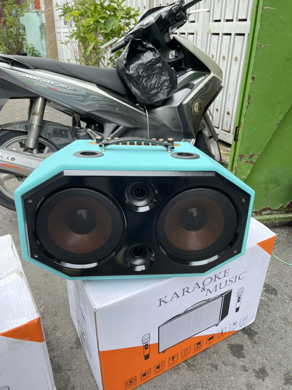 LOA KARAOKE 8 ĐƯỜNG TIẾNG F9 PRO 2 MÍC SIÊU BASS 3 LOA KARAOKE 8 ĐƯỜNG TIẾNG F9 PRO 2 MÍC SIÊU BASS - Ảnh 3