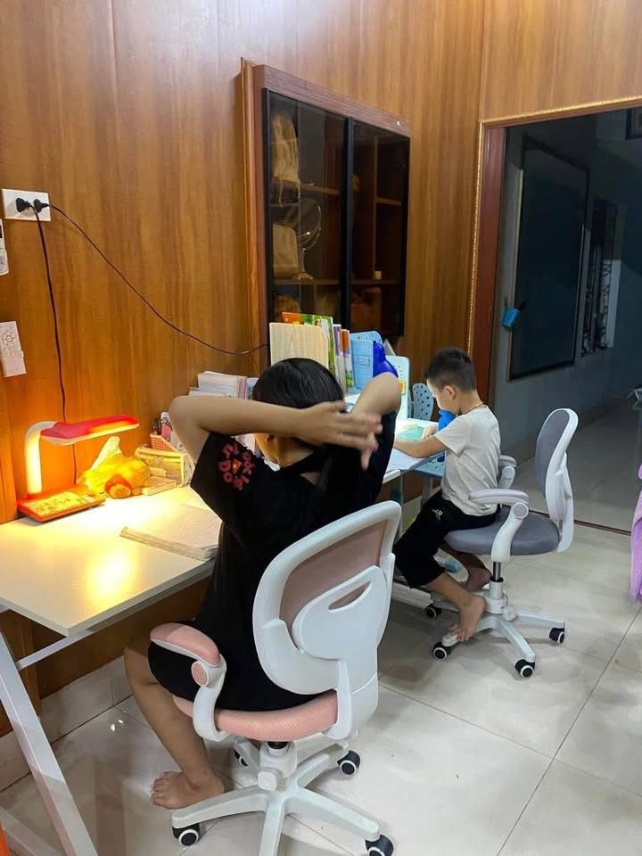 GHẾ HỌC SINH CHỐNG GÙ XOAY B365