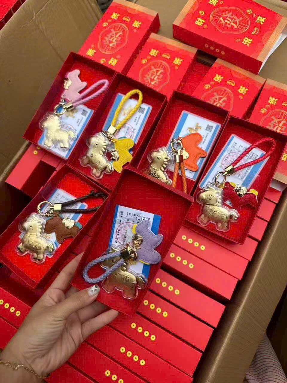 MÓC KHOÁ NGỰA VÀNG KÈM DÂY + BOX